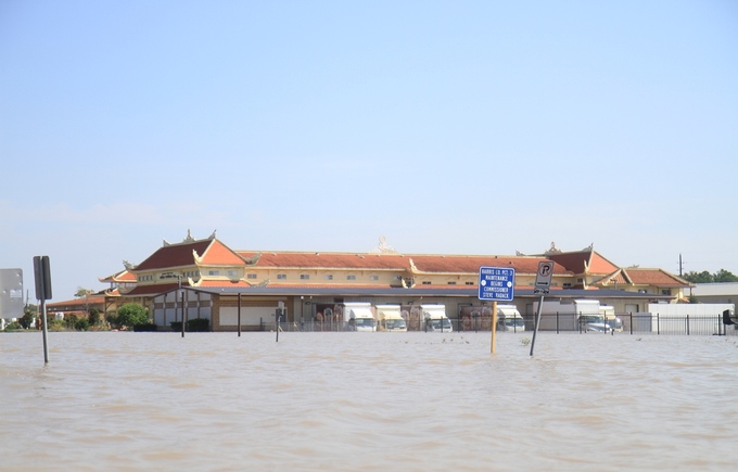 [-]Chùa[-]Việt[-]ở[-]Houston[-]bị[-]cô[-]lập[-]giữa[-]biển[-]nước